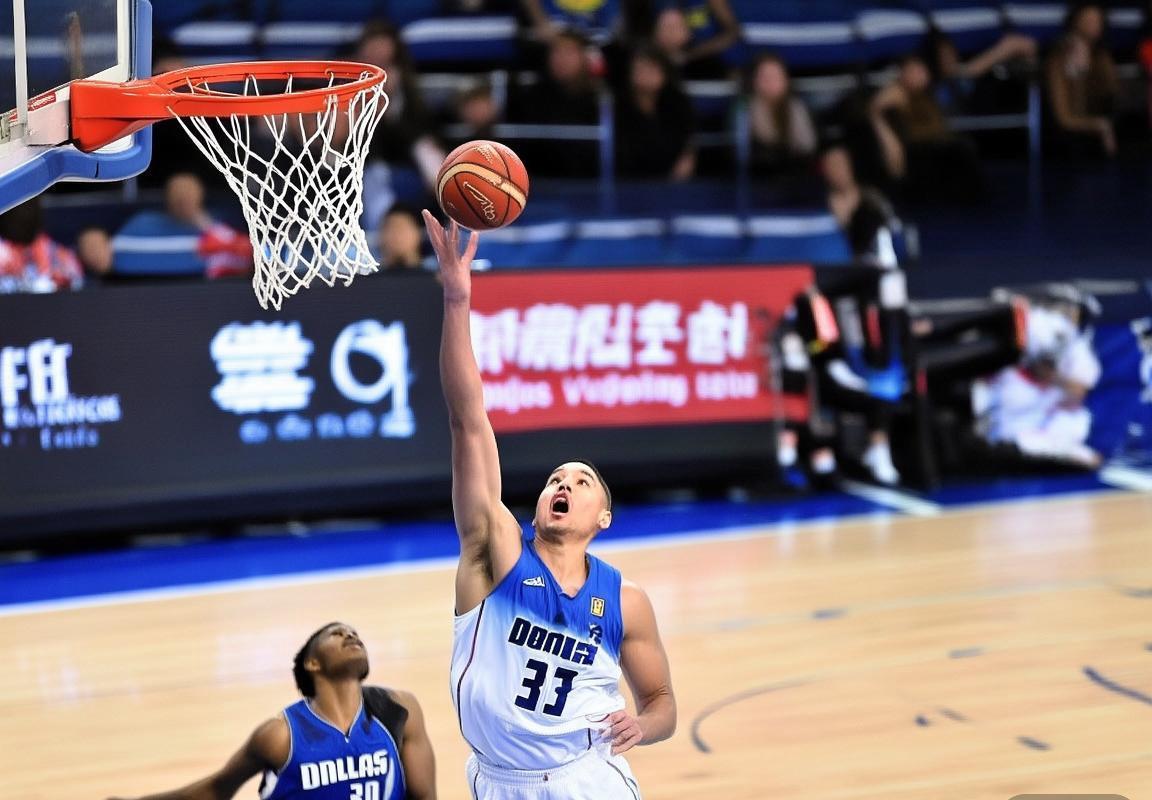 北京男篮VS小牛队：巅峰对决战术解析与球员表现回顾